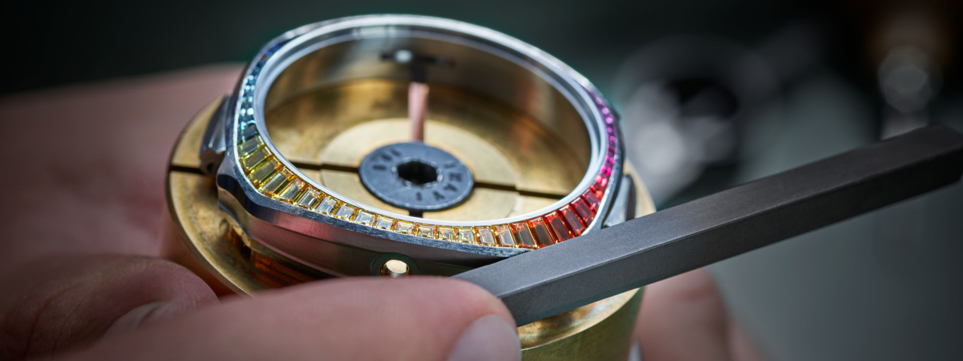 Leia mais sobre o artigo STREAMLINER TOURBILLON SKELETON RAINBOW: MINIMALISMO PRECIOSO