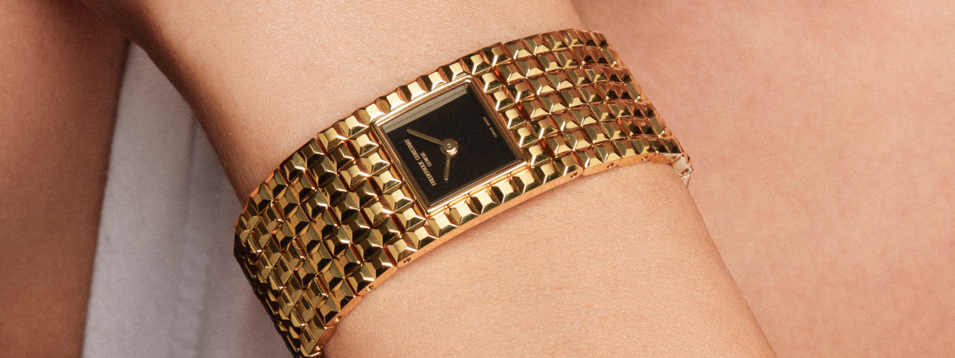 Leia mais sobre o artigo Frederique Constant lança edição dourada do clássico Manchette com mostrador em ônix